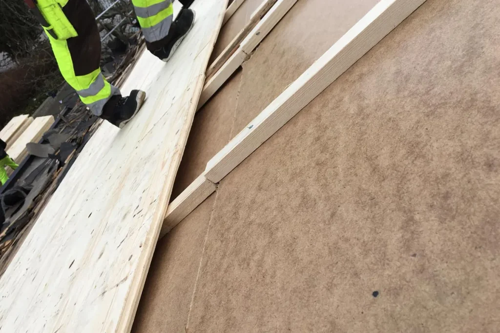 Montering av undertak og treverk ved takomlegging
